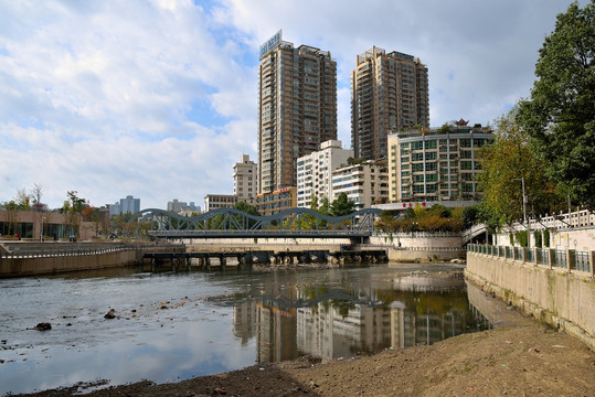 涸水的城市河流