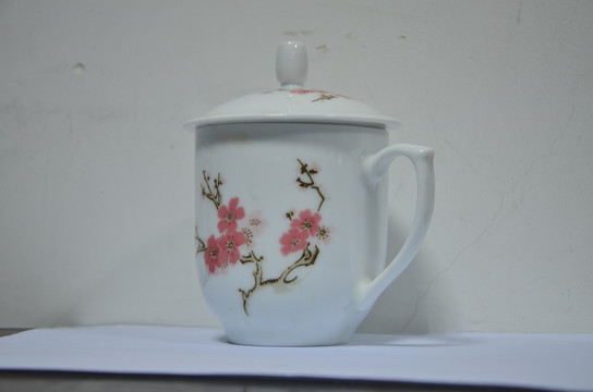 带盖茶杯