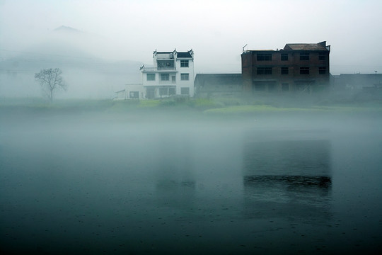 晨雾中的建筑