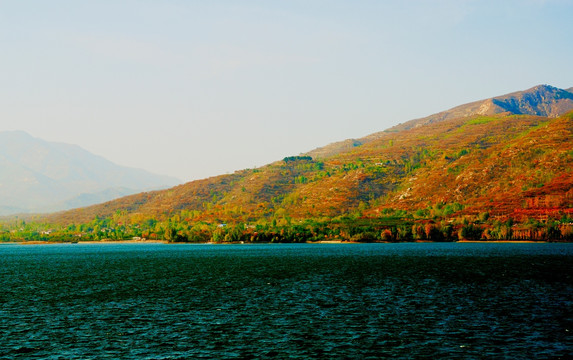 湖光山色秋意浓