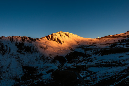 日出 金山