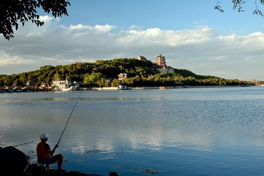 颐和园昆明湖畔的钓鱼人