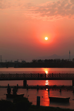 河边夕阳下的游人