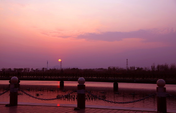 河边夕阳下的风景