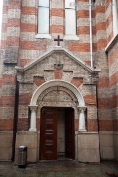 教堂角门