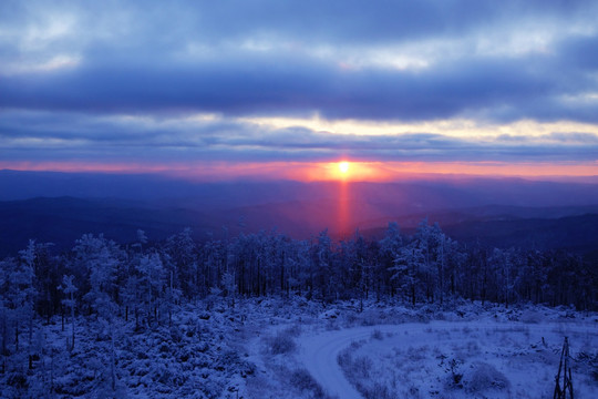 雪岭日落