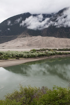雅鲁藏布江 竖片 竖构图 沙丘