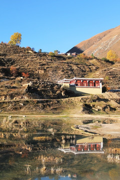 湖畔的藏族民居