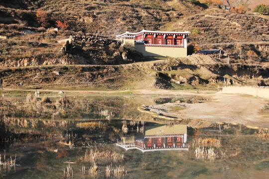 湖畔的藏族民居