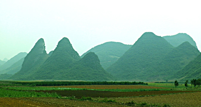 红土地 山峦