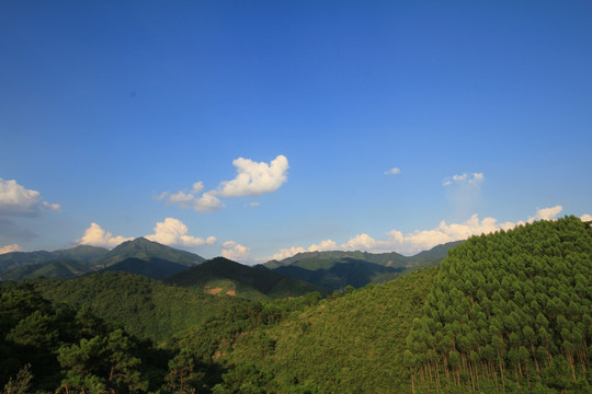 山林蓝天白云