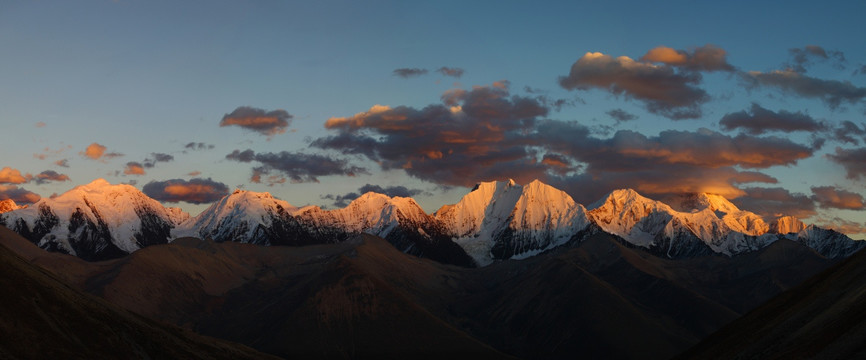 夕照贡嘎山群峰