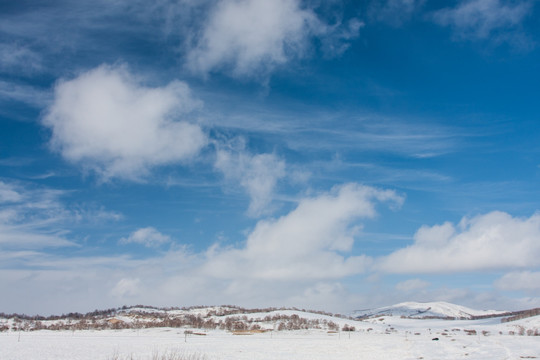 冬日雪原 丘陵起伏 蓝天白云