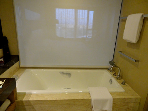 酒店客房 卫生间浴缸