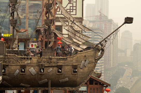 长江边海盗船雕塑风景