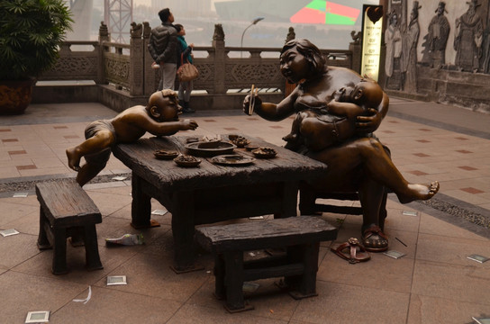 雕塑吃饭的一家人