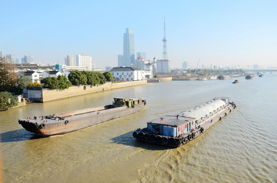 京杭大运河里的货船