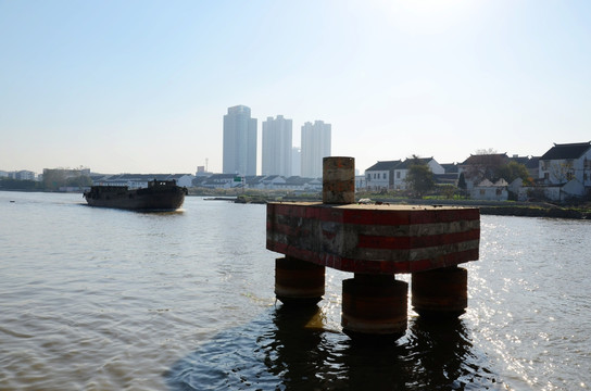 京杭大运河里的货船
