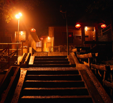 雨夜小巷的石台阶