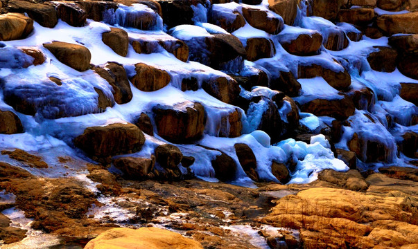 冰雪中的岩石
