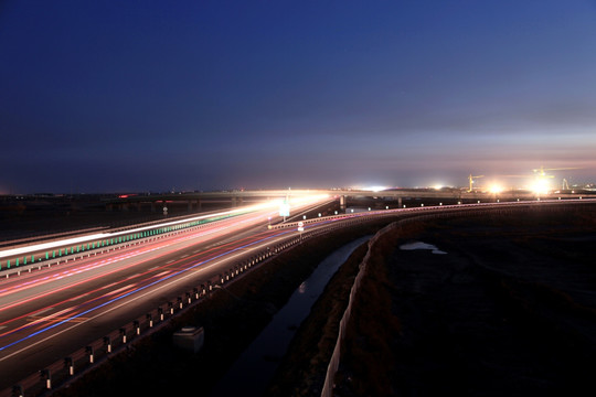 交通运输 夜晚的高速公路