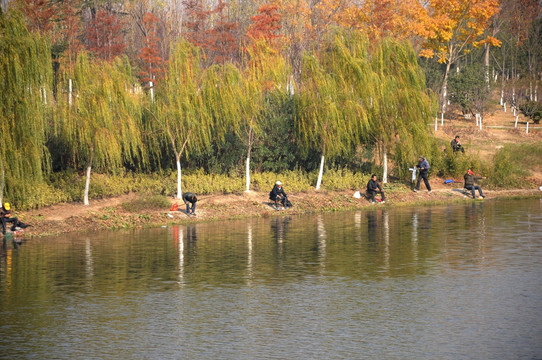 河边垂钓