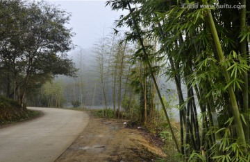 广东韶关南雄帽子峰山林马路