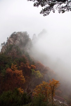 云飘雾绕的山峰秋景