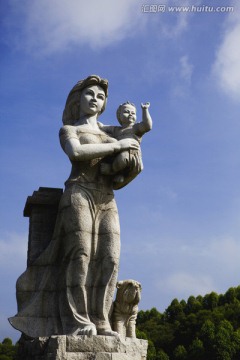 厦门海边母子雕像