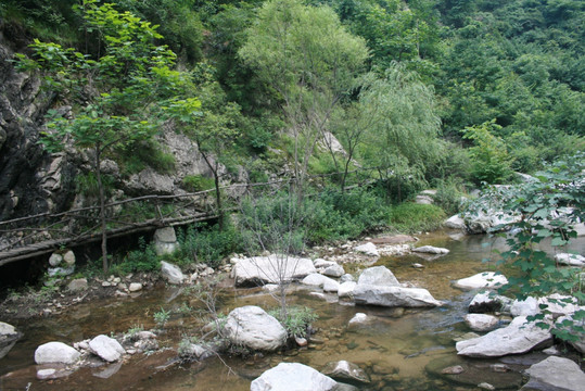 小溪栈道