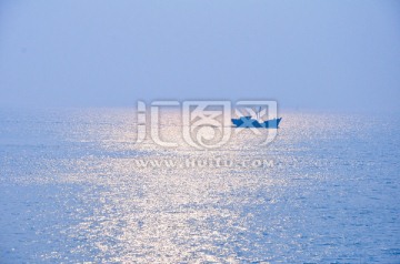 大海上的渔船