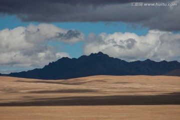 西藏秋色 光影斑驳 远山