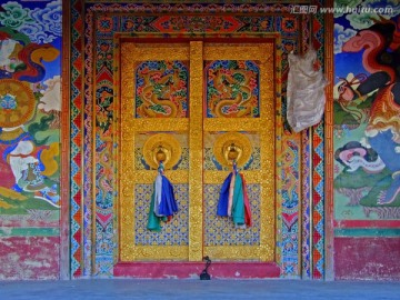 金碧辉煌的藏族寺庙大门绘画局部