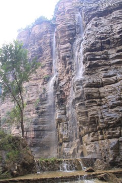 峡谷瀑布