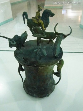 西汉鎏金骑士铜贮贝器