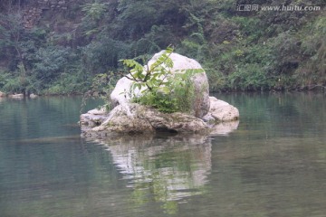 湖中石