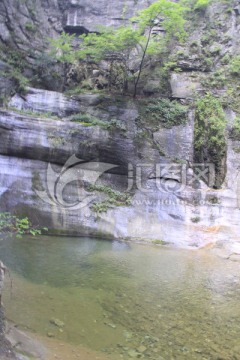 峡谷溪流