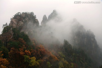 云飘雾绕的山峰秋景