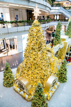 金色圣诞树装饰