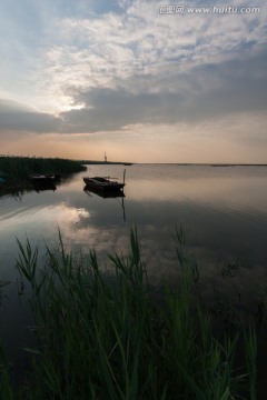 湿地黄昏 芦苇荡 小木船 竖片