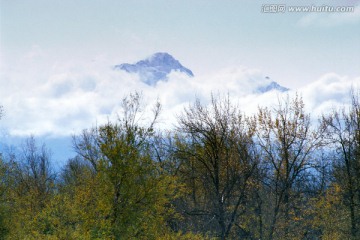 库尔德宁 天山秋色  积雪云端