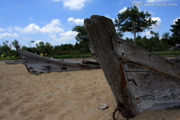 海岸沙滩上木船
