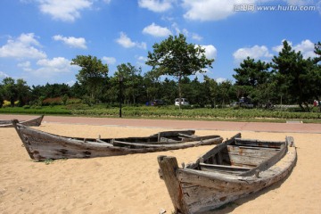 沙滩上木船