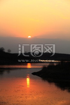 水上晚霞