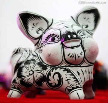 泥塑展品黑白线条绘生肖猪