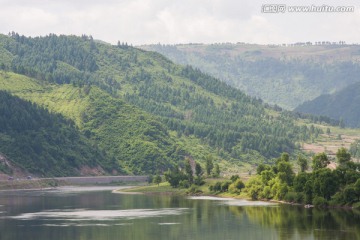 朝鲜风光 河湾 隔江相望