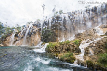 诺日朗瀑布 雨滴 阴雨绵绵