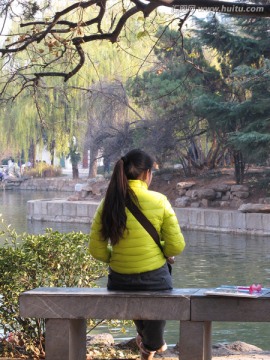 湖边静坐的女子背影