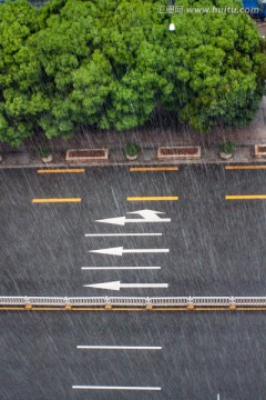 雨中的道路