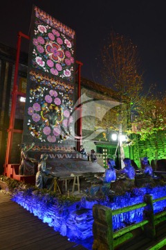 西羌文化街羌绣雕塑夜景